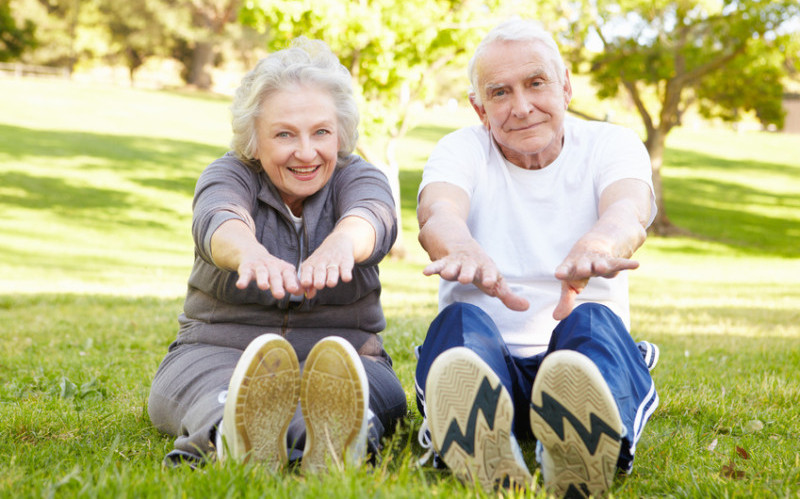 I segreti dello stretching per anziani: esercizi da fare e cosa non fare